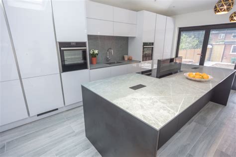 Black And White Units With Neolith Worktop Contemporaneo Cucina