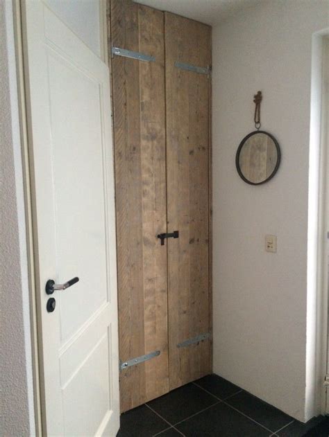 nieuwe deur gemaakt van oud steigerhout voor de meterkast door geadeweert meterkast deur