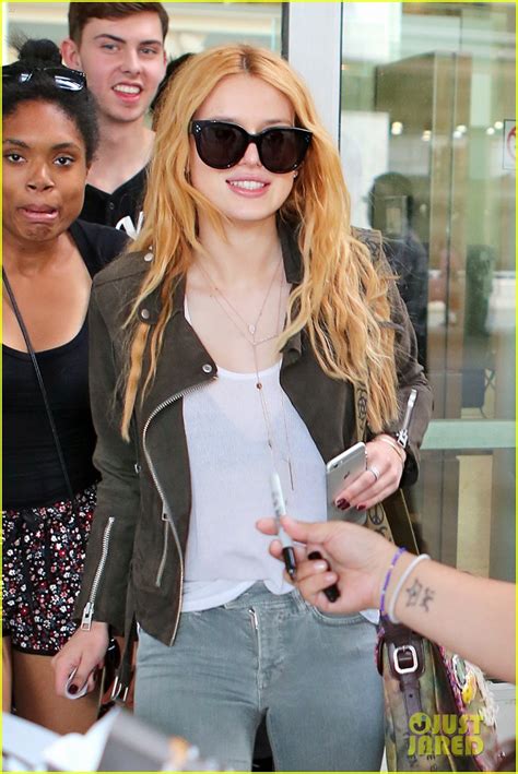 gigi hadid and hailee steinfeld make it to toronto ahead of mmvas tonight photo 3398635 bella