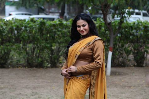 my country actress veena malik latest hot stills in saree