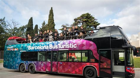 el bus turistic de barcelona renueva su imagen haciendo  guino  la ciudad