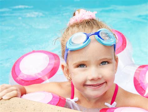 Ładna mała dziewczynka w pływackim basenie zdjęcie stock obraz
