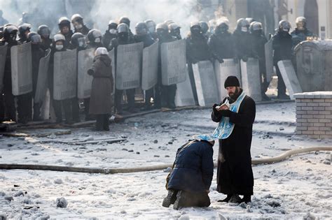 dramatic photos ukraine s priests take an active role in protests