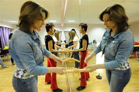 ロシアの女性たちが「フェ チオスクール」で一生懸命学んでいる様子 ポッカキット