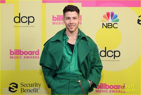 host nick jonas gets support from wife priyanka chopra at billboard