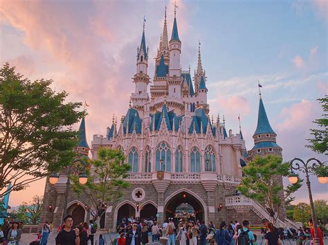 top  largest disney parks   world endless awesome
