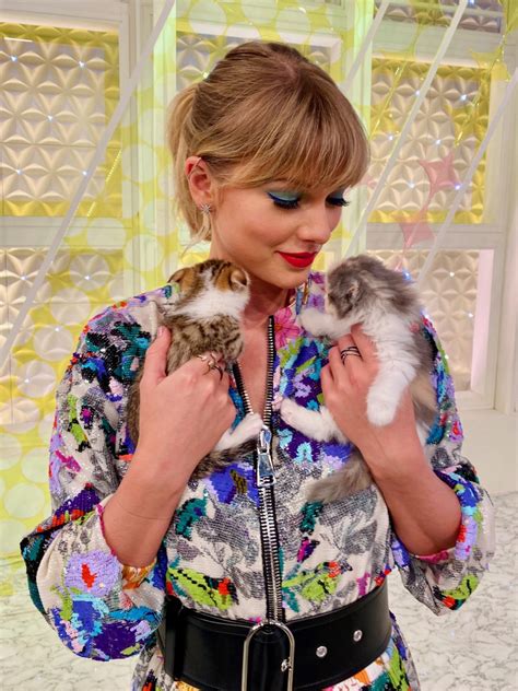Gorgeous Taylor Swift Posing With Some Cute Cats In Tokyo Japan Celeblr