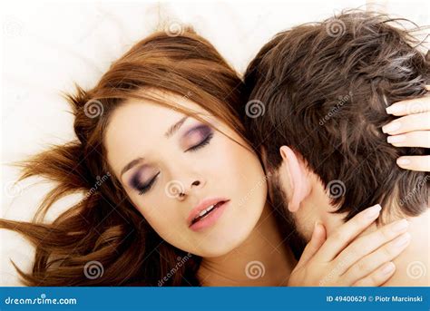 Amantes Novos Que Beijam Na Cama Foto De Stock Imagem 49400629