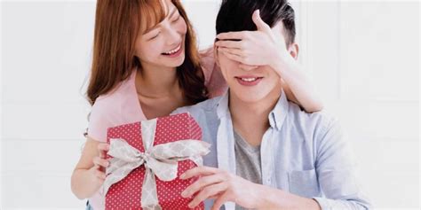 17 Referensi Kado Untuk Suami Di Hari Spesial Agar Makin Sayang
