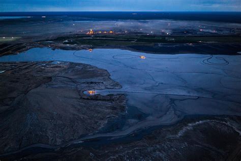 oil sands boom dries up in alberta taking thousands of jobs with it