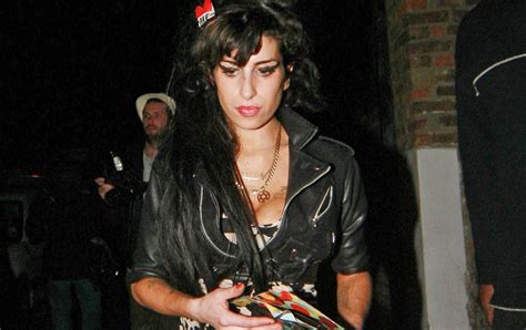 Amy Winehouse Caught Flashing Hairy Pussy In A Low Rise