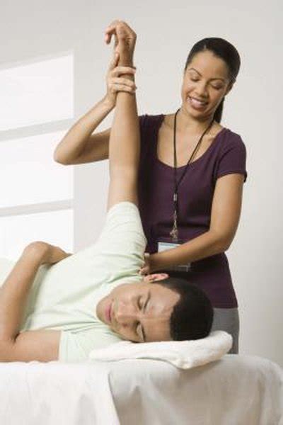 how much does a physical therapist get paid weekly woman