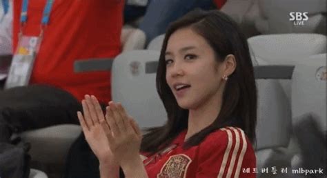 Korean World Cup Newscaster Becomes Internet Sensation