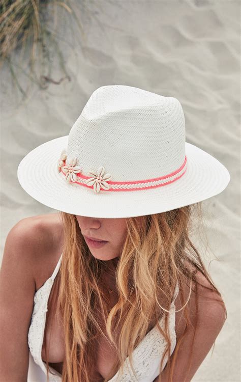 fedora white straw hat  shells  belt isola white