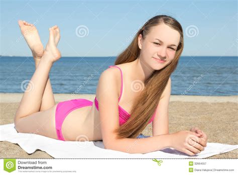 adolescente no biquini cor de rosa que encontra se na praia imagem de stock imagem de retrato