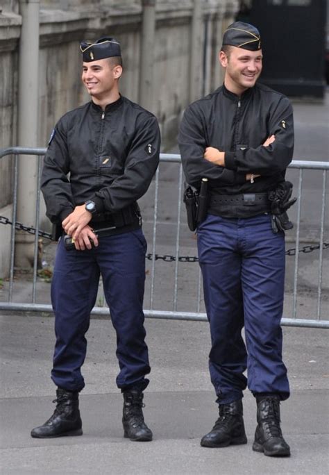 gendarmerie mobile france hommes en uniforme