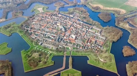 vista aerea superior de las paredes fortificadas de la ciudad de naarden en forma de estrella