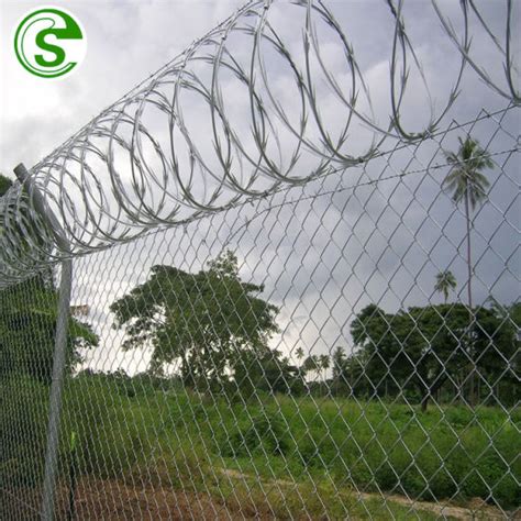 China High Security Perimeter Fencing Dark Green Vinyl Coated Cyclone