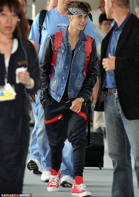 justin bieber copies late rapper tupac s thug lovin style with bandana daily mail online