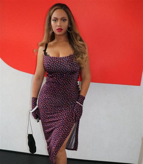 beyonce flaunts her big tits in deep cleavage 5 photos the fappening