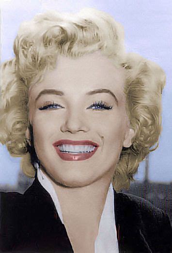 marilyn monroe in niagra falls her skin and face is flawless and this was before airbrushing