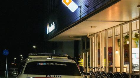 nieuws vrouw ramt lantaarnpaal overval op dominos pizza helmond omroep brabant