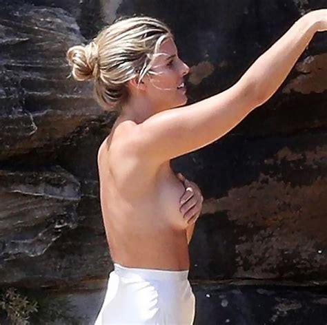 natasha oakley topless — australian model showed her curves in a bikini scandal planet