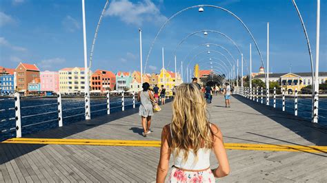 colorful curacao       perfect guide  willemstad