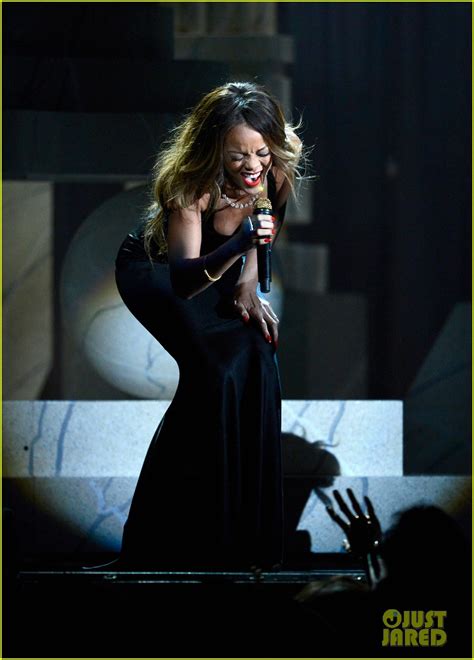rihanna grammys 2013 performance of stay watch now