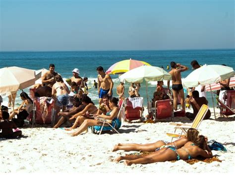 g1 após calor recorde rio tem domingo de praias lotadas notícias em rio de janeiro