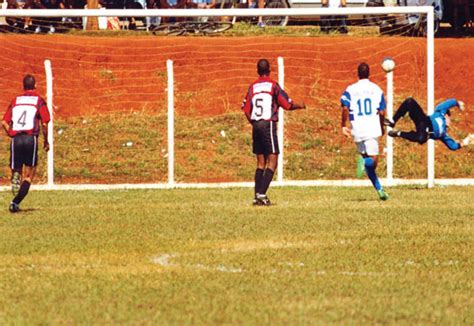 O Futebol De Várzea Revista Raça