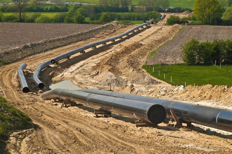 high yield oil pipeline stock sees lots  growth    permian basin