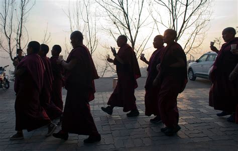 tibetan monk 18 dies after self immolation to protest chinese rule