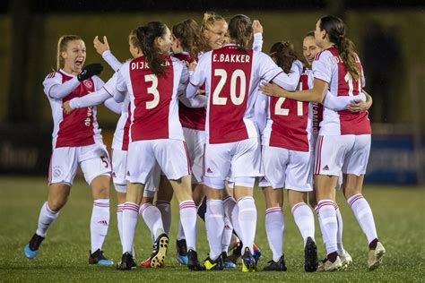 ajax vrouwen aan kop na winst op psv