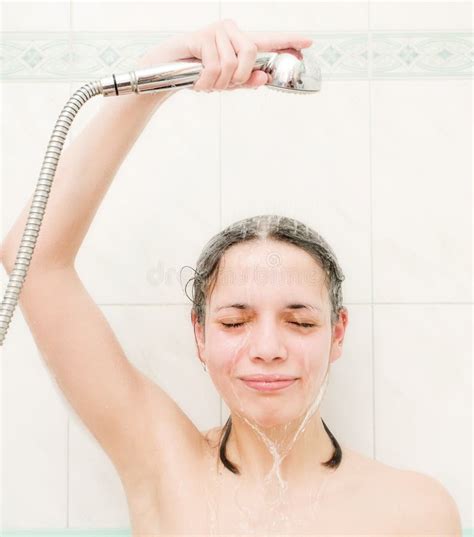 muchacha que toma una ducha imagen de archivo imagen de cromo