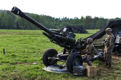preparing  howitzer