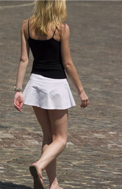 Het Meisje Van De Blonde In Minirok Stock Foto Image Of Mini Billen