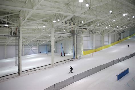 long awaited indoor ski slope debuts   jersey megamall air worship