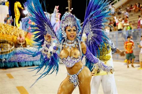 mulheres flagradas peladas no carnaval não conto