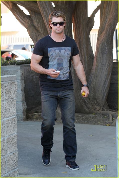 chris hemsworth bulging biceps photo 2517771 chris hemsworth