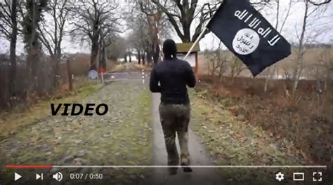 den korte avis video en mand klædt som tilhænger af islamisk stat står ved grænsen og vil ind