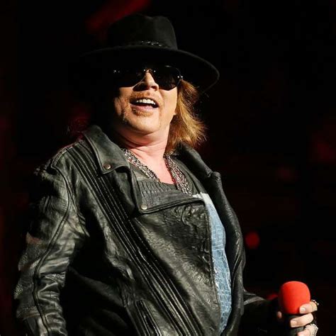 guns n roses old and bloated axl rose rocks live