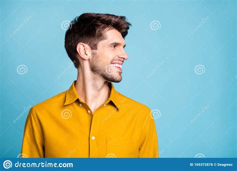foto van een vrolijke aardige man met zijn gezicht zonder schaduwen die vrolijke emoties