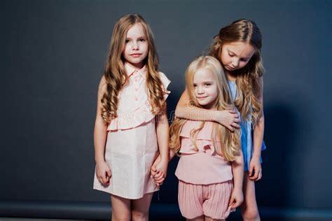 drie kleine meisjes vriendin mode portretteren mooi stock foto image