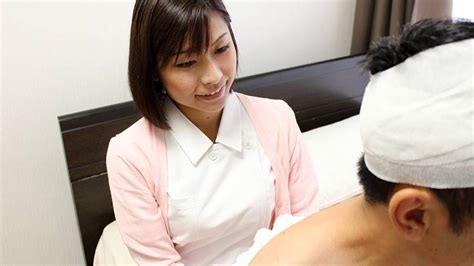 Japanische Krankenschwester Hikari Kazami Lutscht Schwanz