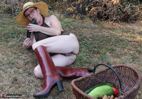 mature woman mary bitch shoves seasonal veggies up her snatch in garden