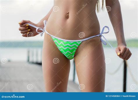 Rindfleisch Kopfüber Viel Hot Girl Taking Off Bikini Überziehen Lexikon