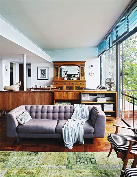 hellgraue couch vor sideboard aus holz bild kaufen