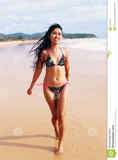 aziatische vrouw in een bikini stock afbeelding image of vrouwelijk