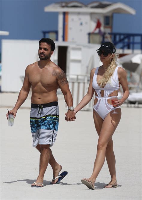 Luis Fonsi Y Su Esposa Lucen Cuerpazos En La Playa Fotos Telemundo